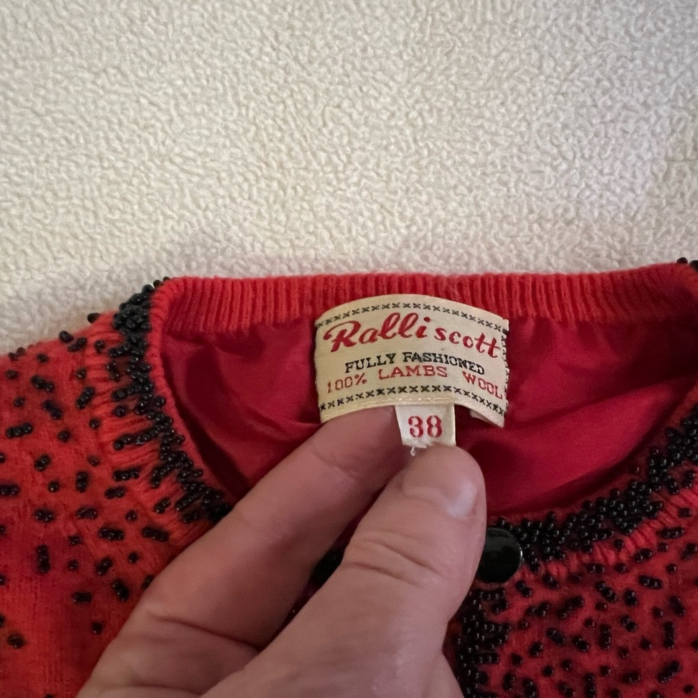 Vintage 1940/50’s Ralli Scott red/blk 100% lambswool beaded fully lined sweater. - Picture 4 of 11